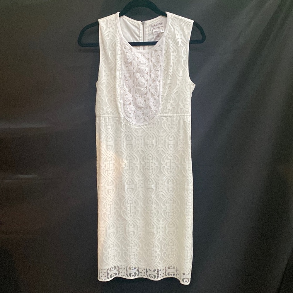 Sleeveless white fitted dress